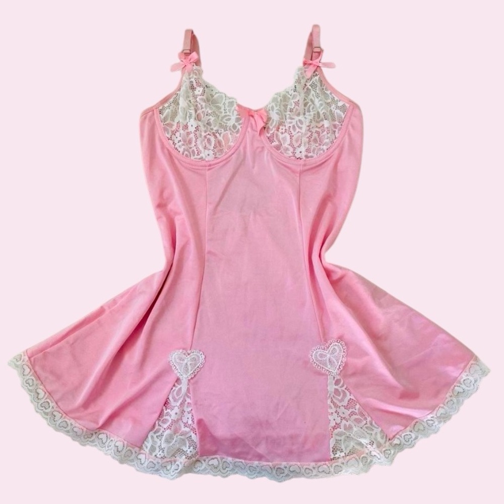 🎀🩷Pink and white lace babydoll dress with heart details 🩷🎀